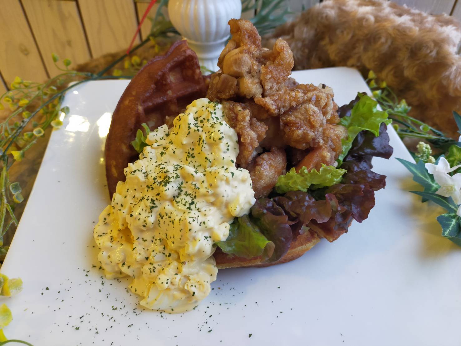 焼き立てワッフルデニッシュ プレミアムチキン南蛮